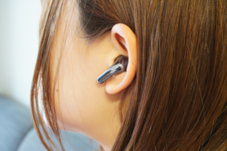 Xiaomi Buds 5の装着イメージ。イヤホン本体もメタリック仕立て。操作はステム部分をつまんで行う（筆者撮影）