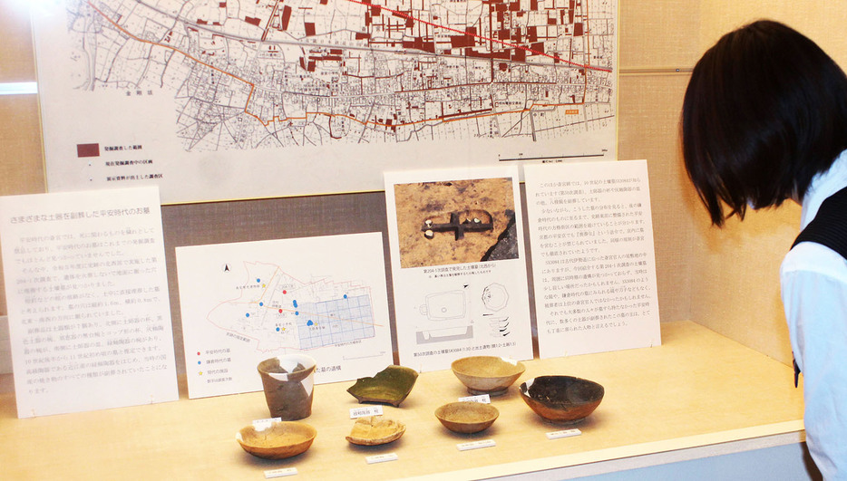 斎宮跡で40年ぶりに見つかった平安時代の墓からの出土品の土器を展示した速報展示 ＝明和町竹川の斎宮歴史博物館で