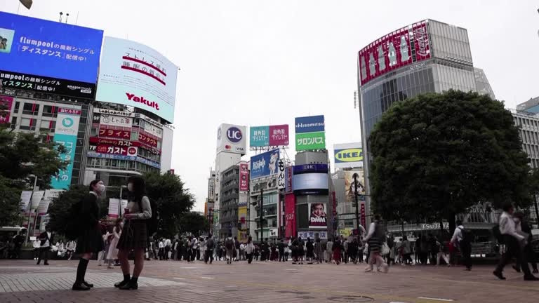 内閣府が２９日に発表した１１月消費動向調査によると、消費者態度指数（２人以上の世帯・季節調整値）は、前月から０．２ポイント上昇し３６．４となった。東京・渋谷で２２年撮影。（2024年 ロイター）