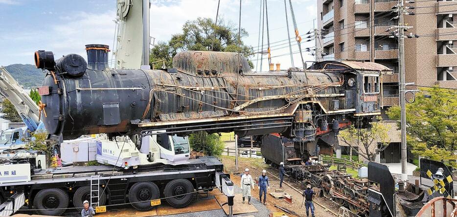 大型クレーンでつり上げられた蒸気機関車本体の上部（10月23日）