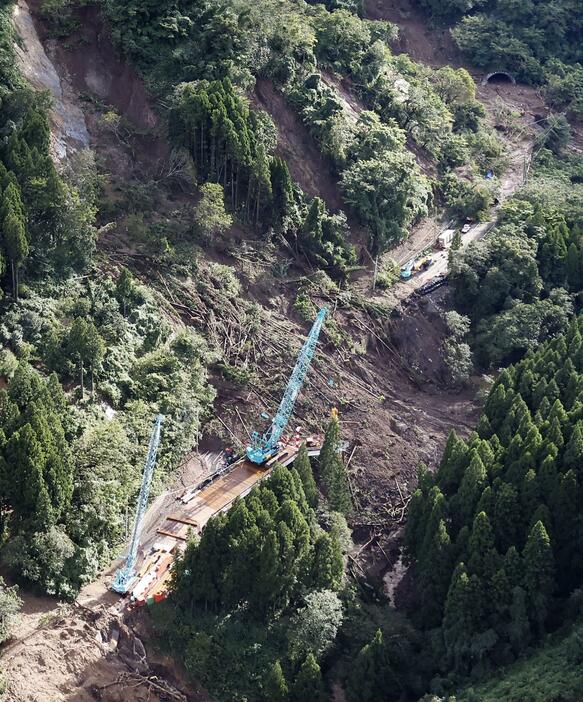 土砂崩落が起きた石川県輪島市の国道249号中屋トンネル（右上）の復旧工事現場＝9月22日