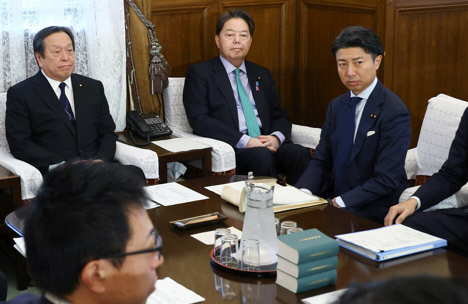 臨時国会は２８日に召集される。林芳正官房長官（中央）が２１日、衆参両院の議院運営委員会理事会に出席して伝えた。石破茂首相が目指す政治資金規正法の年内再改正が焦点＝同日午前、国会内