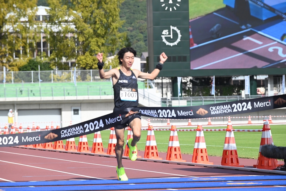 フルマラソンで優勝した高山直哉さん