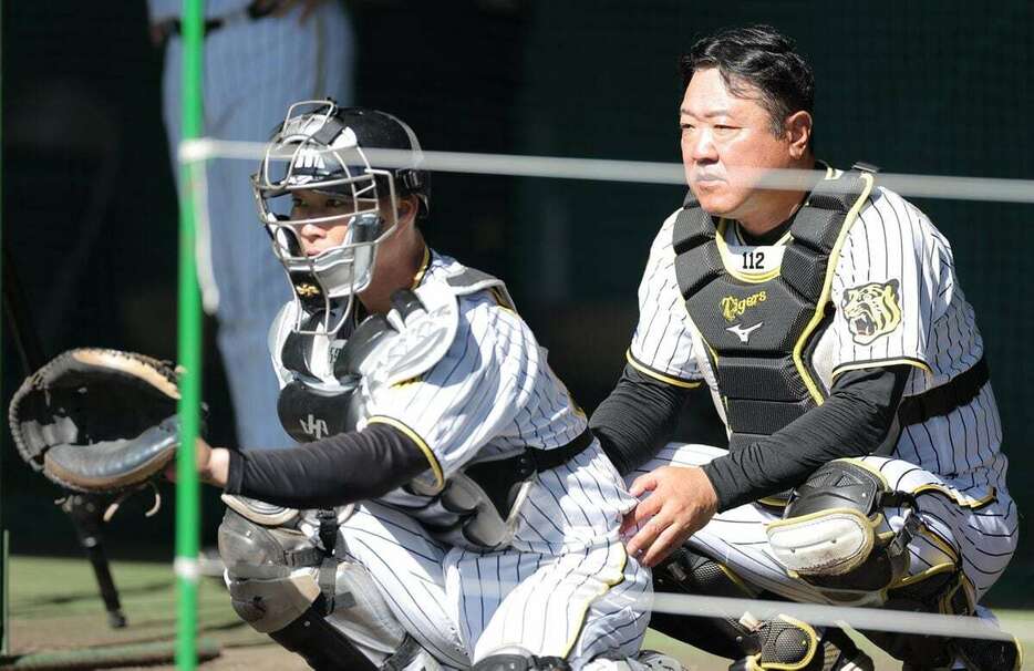 藤田に指導する片山ブルペンコーチ（右）。ビヤ樽から褒められても困る！？