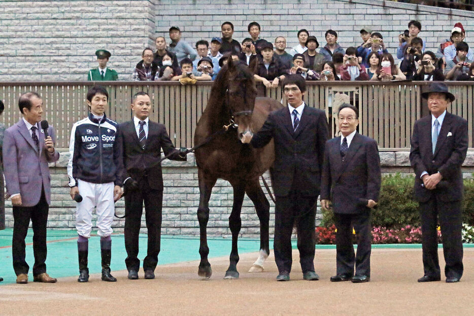 ２０１４年１１月に東京競馬場でお披露目されたメイショウサムソンと関係者（左から杉本清氏、武豊騎手、二人おいて高橋成忠元調教師、瀬戸口勉元調教師）