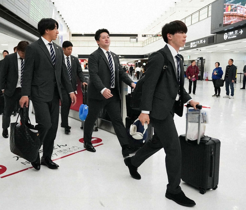 成田空港に到着した（左から）大勢、牧、五十幡（撮影・沢田　明徳）