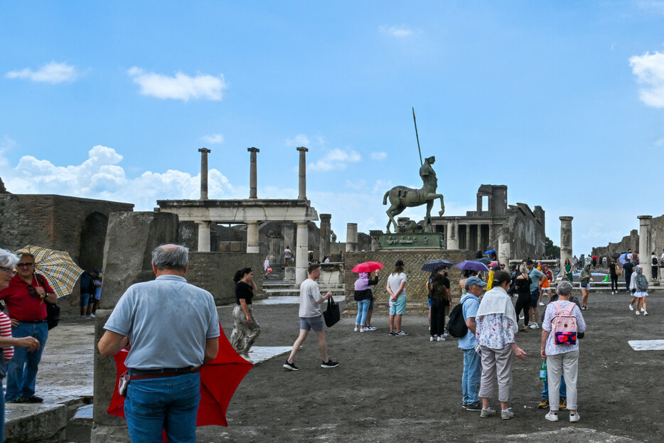 イタリア南部のポンペイ考古学公園を訪れた観光客＝２０２２年６月（ＡＦＰ時事）