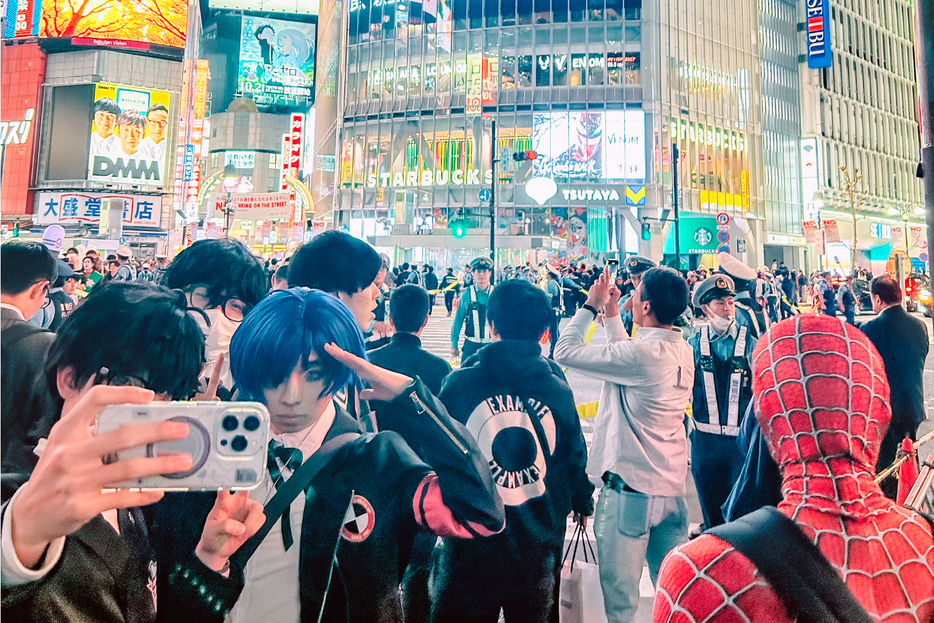 路上飲酒の禁止など規制された渋谷ハロウィンだが、多くの人々が訪れた（WEDGE、以下同）