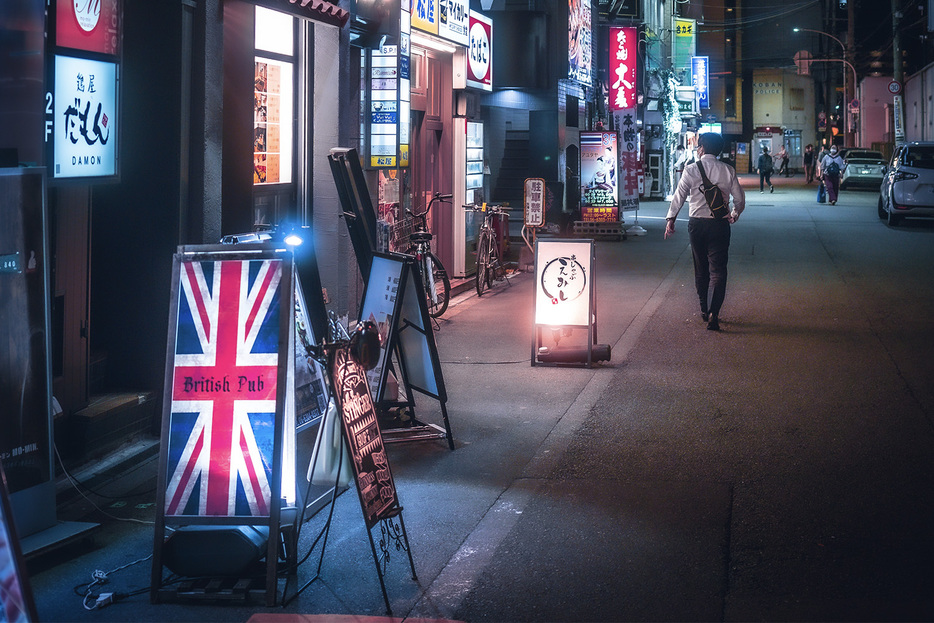 道路上に置かれた飲食店などの看板がクルマや歩行者の通行の邪魔になっている場合、警察によって撤去してもらうことが可能だ。