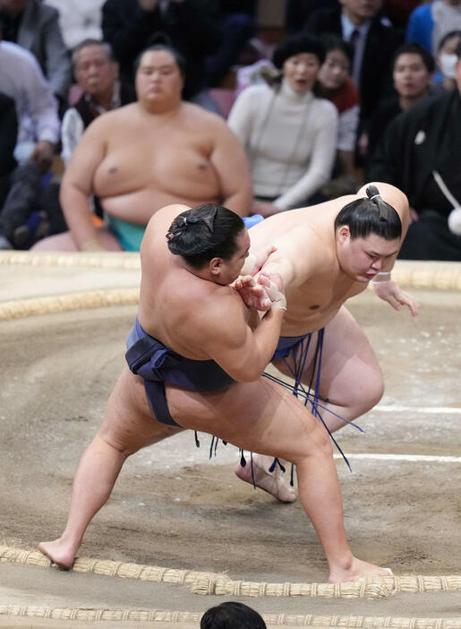 豊昇龍は大の里（右）をとったりで破る。後方奥は土俵下控えの琴桜（撮影・小沢裕）