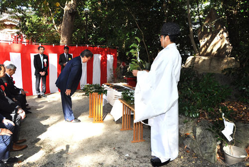 【役目を終えた包丁に感謝を捧げる参列者＝四日市市鵜の森の鵜森神社で】