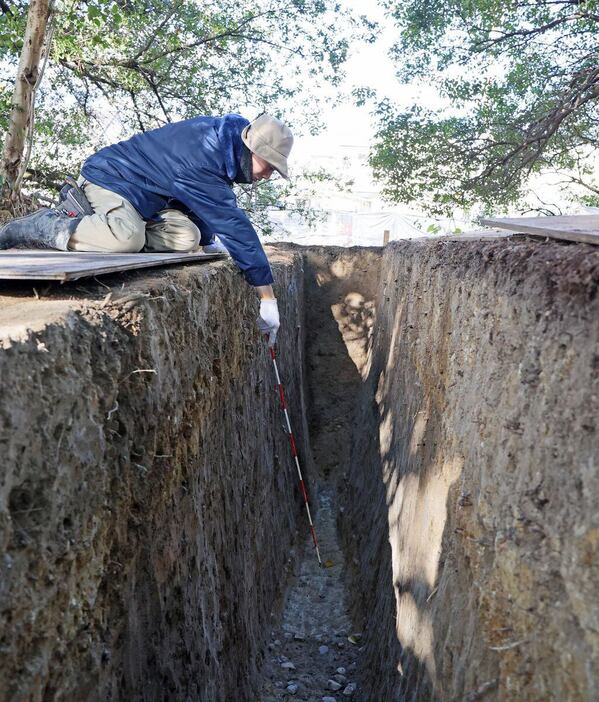 土が盛られていた仁徳天皇陵古墳の発掘現場＝29日、堺市堺区の仁徳天皇陵古墳（泰道光司撮影）