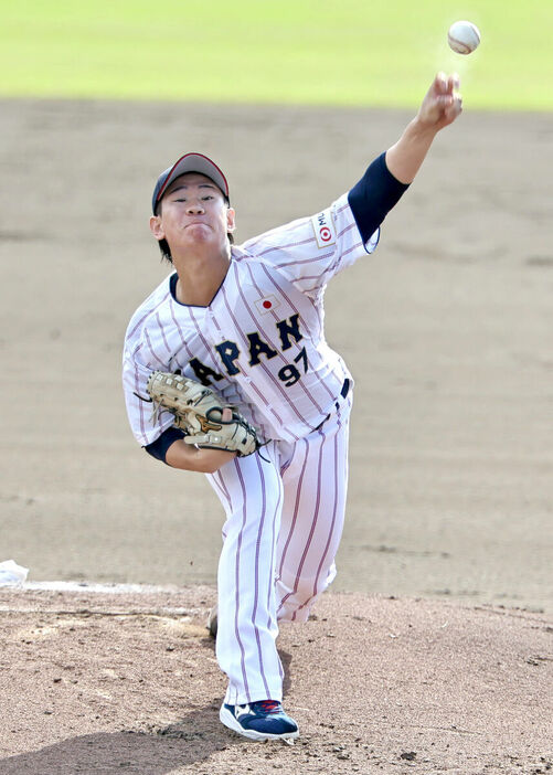 力投する井上温大(カメラ・小林　泰斗)