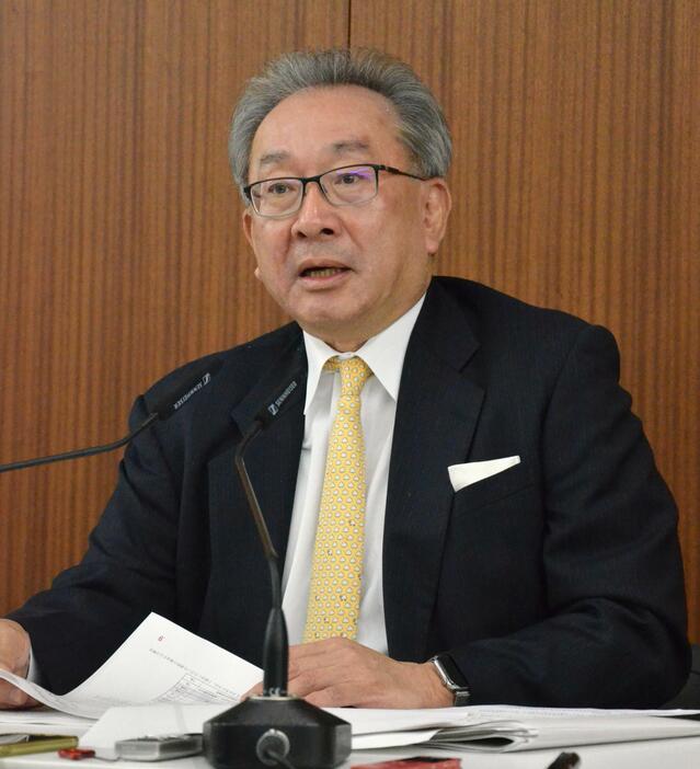 記者会見する民放連の遠藤龍之介会長＝22日午後、東京都千代田区