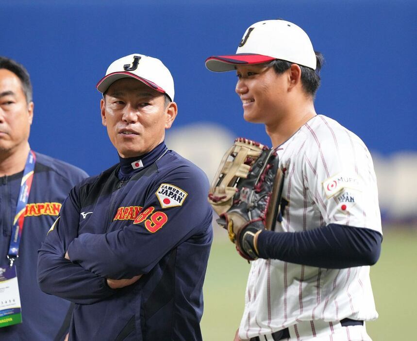 日本代表の練習で森下翔太（右）と話す井端弘和監督＝12日、バンテリンドーム（松永渉平撮影)