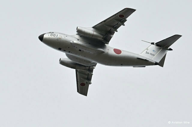 岐阜基地航空祭で中編隊の展示飛行に参加するC-1初号機＝24年11月17日 PHOTO: Tadayuki YOSHIKAWA/Aviation Wire