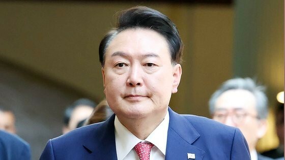 韓国の尹錫悦（ユン・ソクヨル）大統領が１６日（現地時間）、ペルーの首都リマのホテルで石破茂首相とアジア太平洋経済協力（ＡＰＥＣ）首脳会議（サミット）を契機とした韓日首脳会談に臨むため会場入りしている。［写真　大統領室写真記者団］