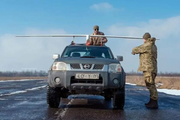 運搬車両に載せられた「Dovbush T10」無人航空機（画像：ウクライナ国防省）。