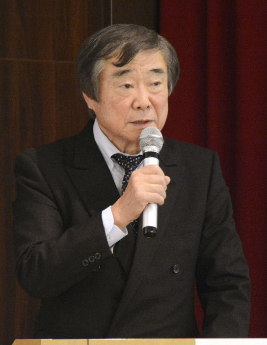 広島市で開かれたイベントで発言する「日本反核法律家協会」の大久保賢一会長＝16日午後