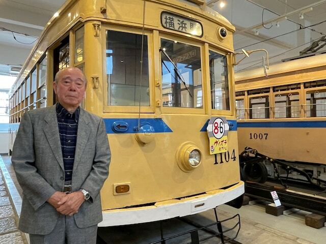 市電運転手時代、実際にハンドルを握った横浜市電保存館の1104号車と相原政行さん