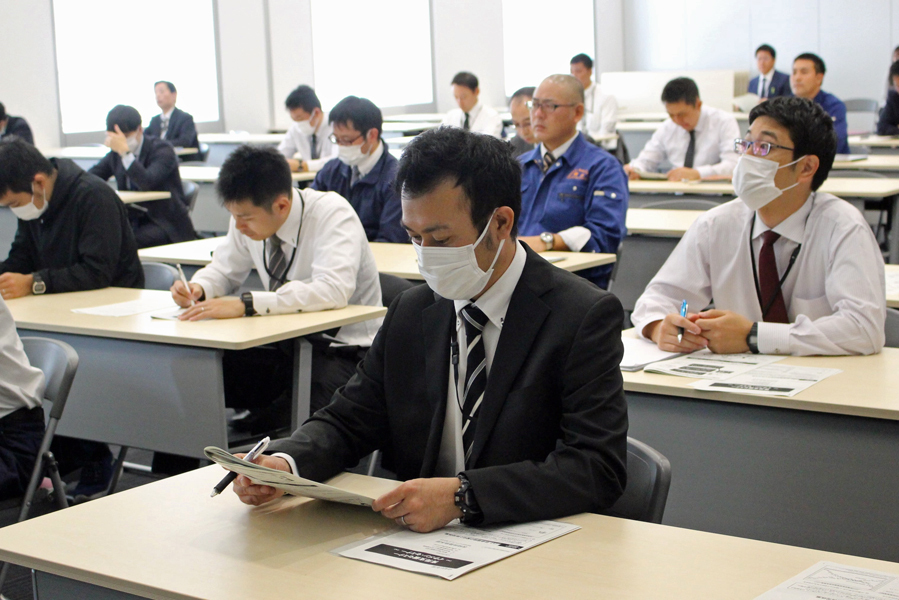 研修を受ける子育て中の男性警察職員ら＝県警本部