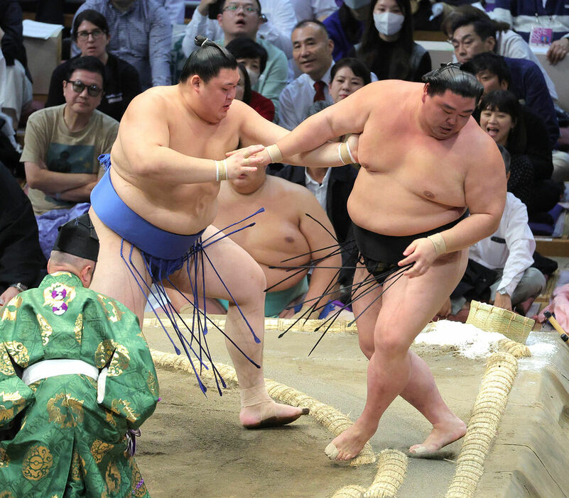 大の里（左）が押し出しで正代を下す（カメラ・朝田　秀司）