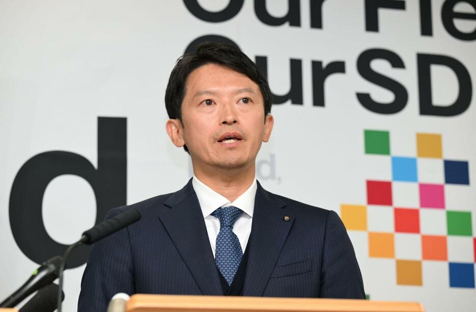 就任会見で２期目の県政運営を語る斎藤元彦知事＝１９日午後、兵庫県庁（撮影・風斗雅博）