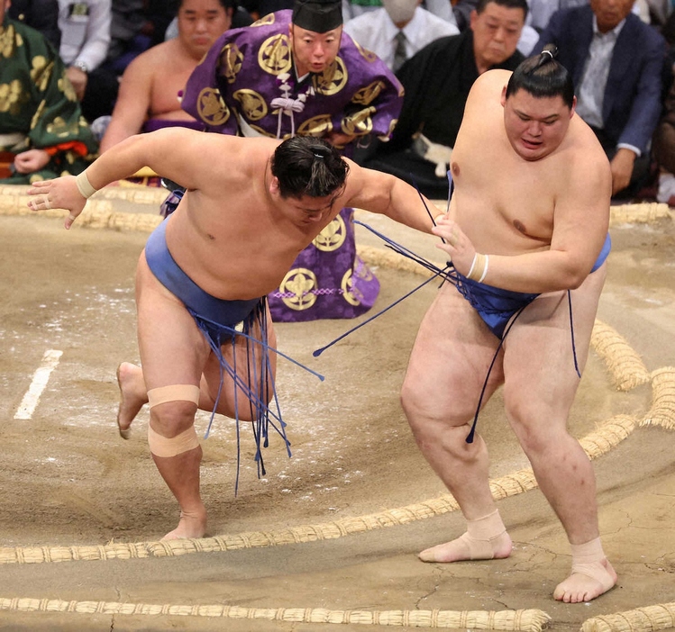 ＜九州場所6日目＞押し出しで大の里（右）を破る若隆景（撮影・成瀬　徹）