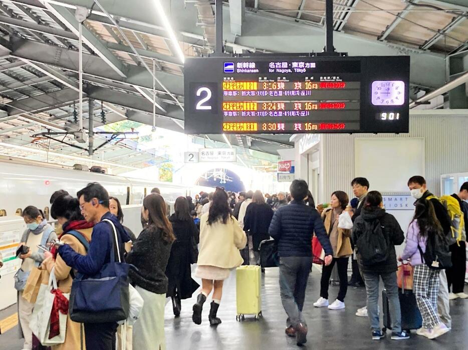 車両点検のため新幹線が運転見合わせとなったＪＲ新神戸駅のホーム＝23日午前、神戸市中央区