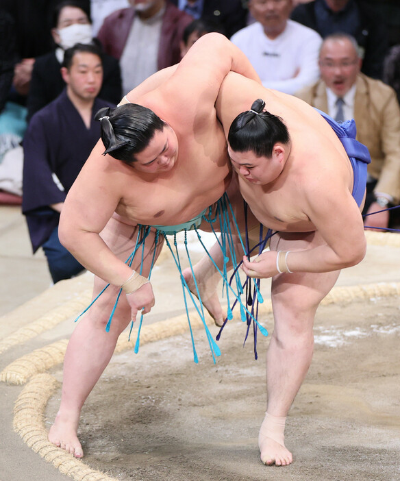 大相撲九州場所１４日目。琴桜と豊昇龍の２大関が１敗を守り、千秋楽の結びで激突。初優勝を目指す琴桜（左）は新大関の大の里を上手投げで仕留め、豊昇龍は関脇霧島を豪快につり出した＝２３日、福岡国際センター