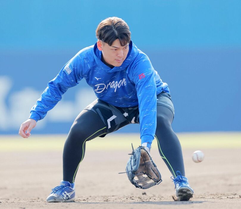 ノックを受ける中日・石川昂