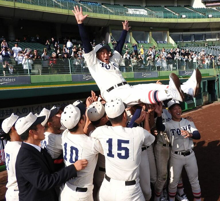 17年ぶりの近畿大会優勝を決めた東洋大姫路。岡田監督が選手たちに胴上げされた（撮影・月僧正弥）