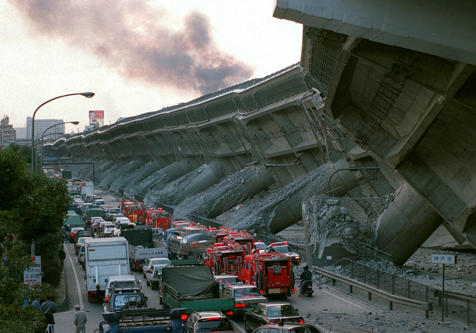 阪神大震災で倒壊した阪神高速道路神戸線＝1995年1月、神戸市東灘区深江南町