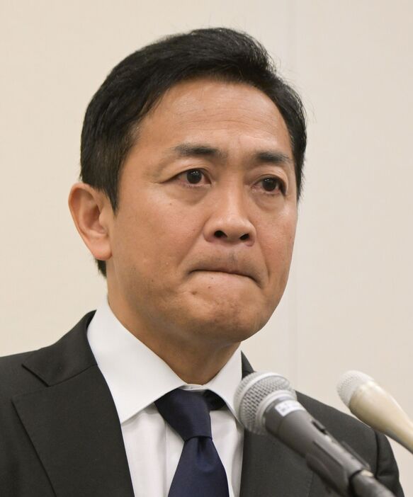 涙を浮かべて不倫報道を謝罪した玉木氏　©時事通信社