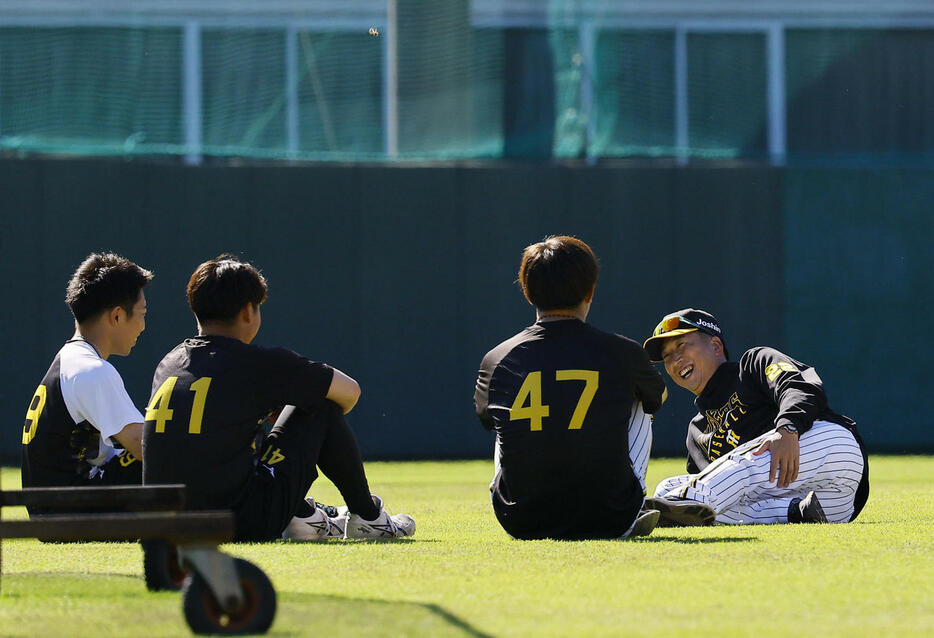 今クールで秋季キャンプを打ち上げる左から石井、村上、桐敷と話しをする阪神藤川監督（撮影・藤尾明華）