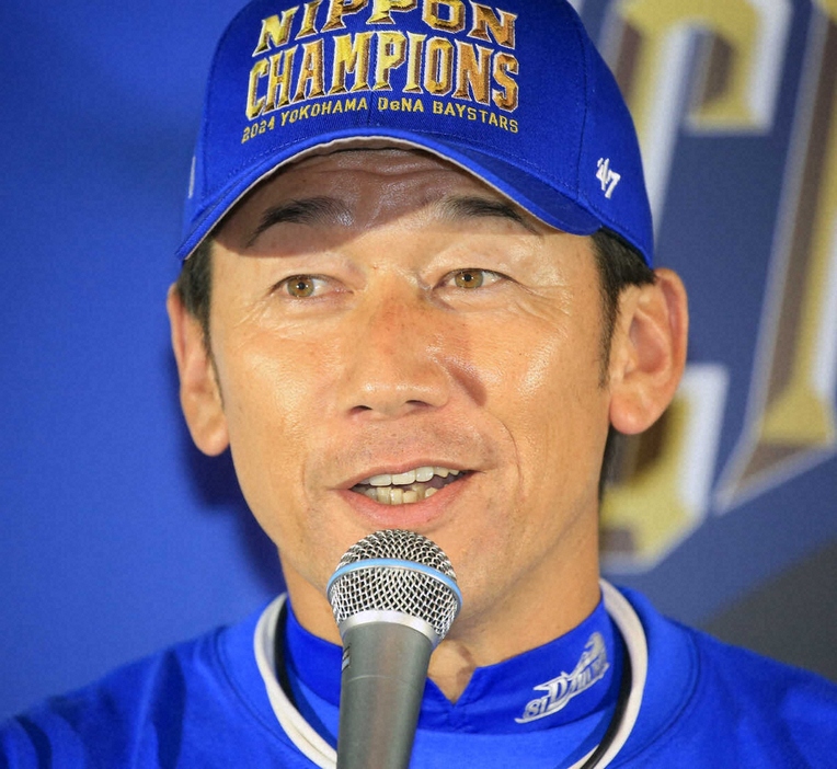 ＜ソ・D＞優勝会見を行う三浦監督（撮影・西川祐介）