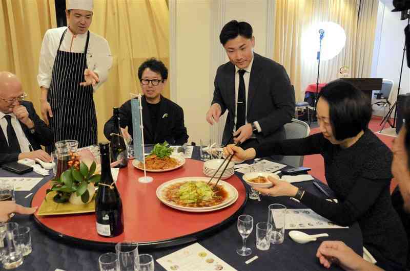 お披露目会で和水町の食材を使った四川料理を味わう参加者たち＝13日、東京・平河町