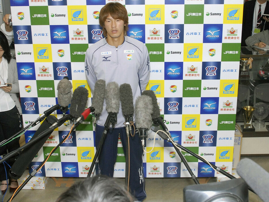 2006年ドイツＷ杯の日本代表メンバーにサプライズ選出された巻誠一郎　photo by Kyodo News