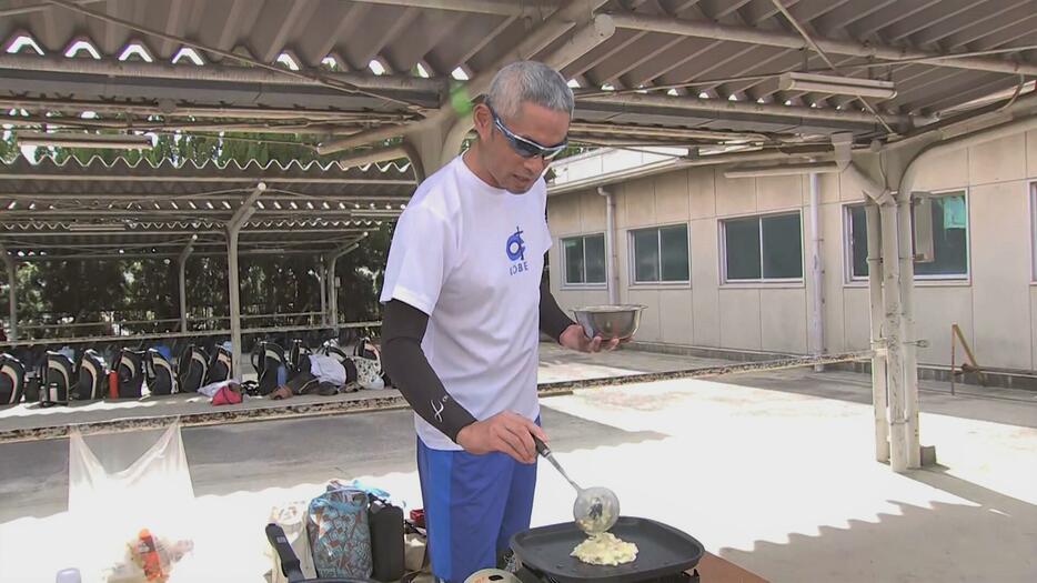 お好み焼きを焼くイチローさん