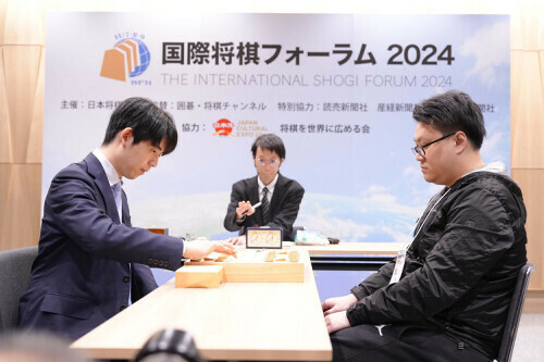 国際将棋トーナメントの優勝者との記念対局に臨む藤井竜王（左）（９日、東京都渋谷区千駄ヶ谷の新将棋会館で）＝若杉和希撮影