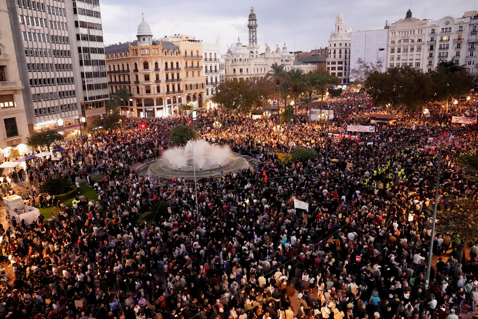 スペイン東部バレンシアで１１月９日、２２０人超が死亡した記録的な洪水を巡り州政府の対応の遅れに抗議する大規模なデモが行われた。マドリードで撮影（２０２４年　ロイター/Ana Beltran）