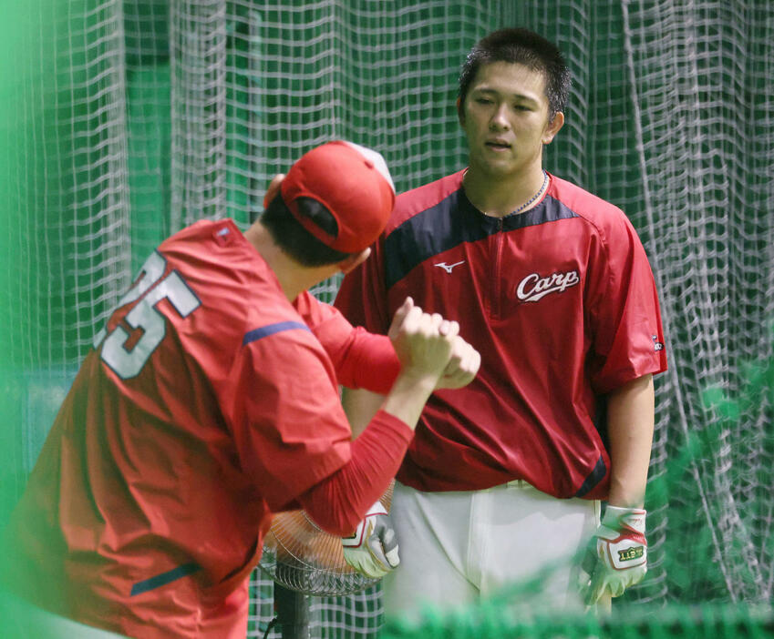 秋季練習で、新井監督（左）から打撃指導を受ける広島仲田（撮影・加藤孝規）