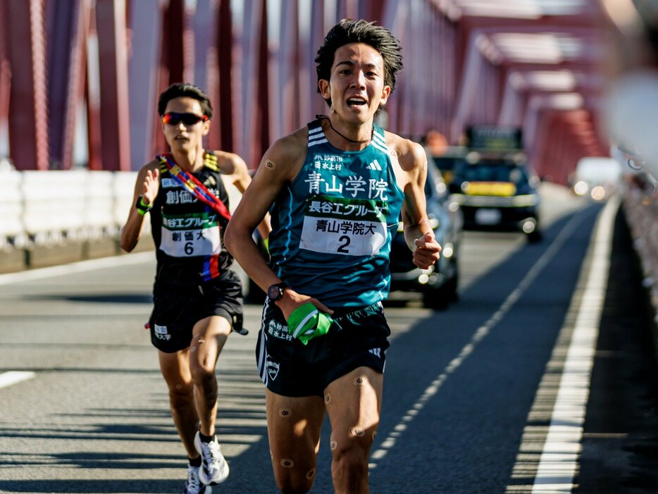 出雲に続いて全日本の2区でも区間賞を獲得した青学大4年の鶴川正也。ケガに苦しんだ3年間の借りを返すべく、最大の舞台・箱根路に挑む photograph by Kiichi Matsumoto