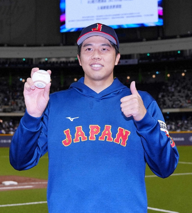 ＜日本・台湾＞ウイニングボールを手に笑顔を見せる才木（撮影・木村　揚輔）　