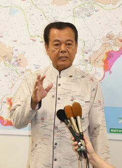 会見で強制わいせつ容疑を否認する古謝景春南城市長＝8日午前9時2分、南城市役所