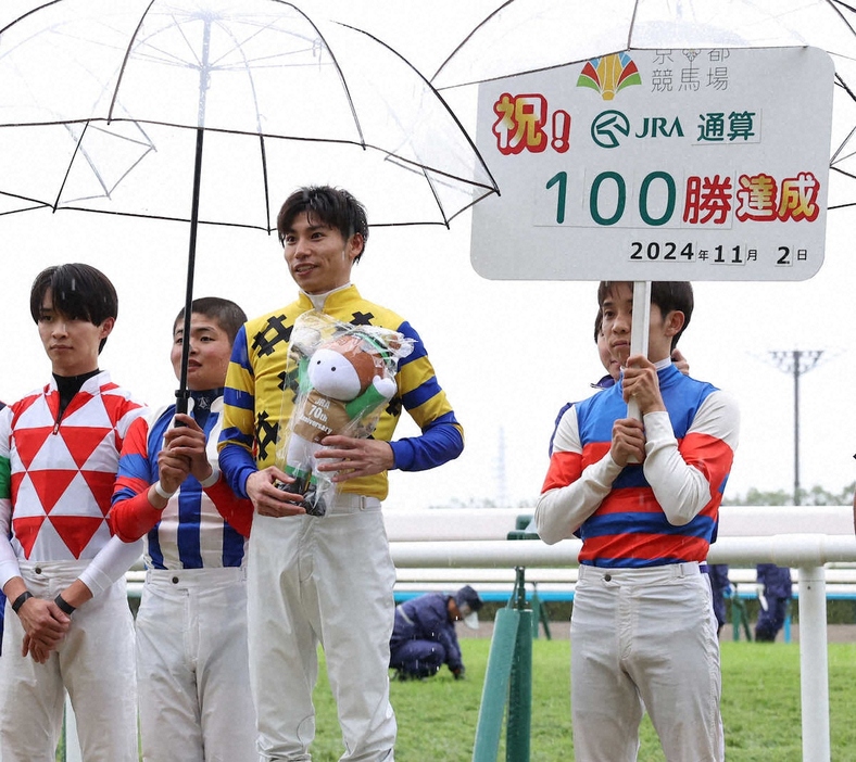 ＜京都5R＞通算100勝を達成した長岡禎仁騎手（右から2人目）（撮影・亀井　直樹）　