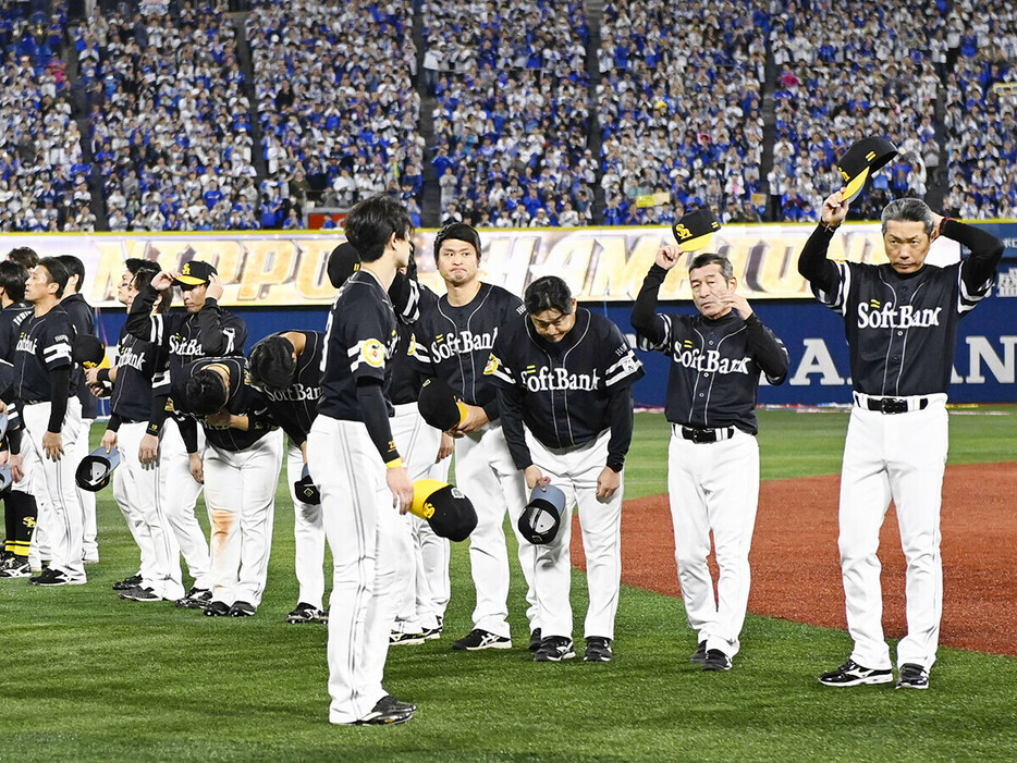 DeNAに敗れ日本一を逃したソフトバンクナイン photo by Kyodo News