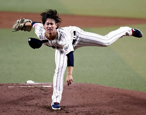 力投する先発の井上（１３日）＝青木瞭撮影