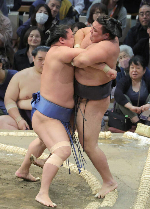 霧島（右）は若隆景に敗れた（カメラ・朝田　秀司）