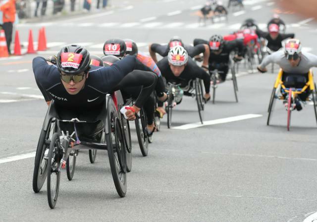 大分国際車いすマラソンで、スタートから先頭に立つ鈴木朋樹選手=大分市、高嶋健撮影